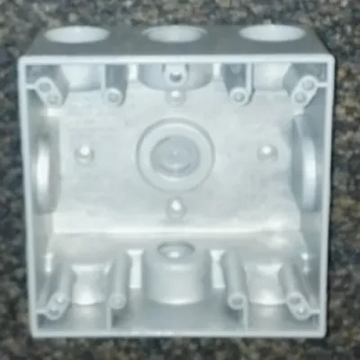 Mulberry; Weatherproof Box; Two Gang Lug; Number Of Outlet: 3; Material: Heavy Duty Die-Cast Aluminum; Size: 1/2 IN Hub; Color: Gray; Cubic Capacity: 30.500 IN; Outlets/location: (...