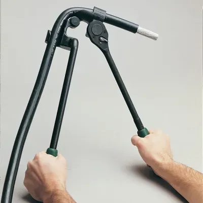 Simplifies and speeds cable installation.     10 IN (254 mm) ratchet extension is furnished to simplify bending in deep enclosures.     Includes ratchet wrench, L-wrench, ratchet e...