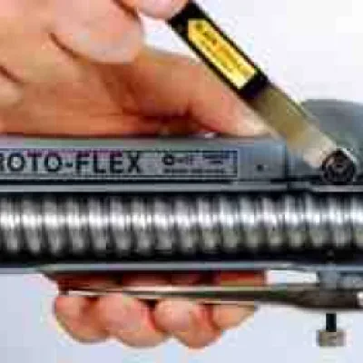 Quick clamping requires no adjustments after initial setting. Offset clamping provides no fuss side loading, making cutting in tight quarters easy and fast. Features a self-tighten...